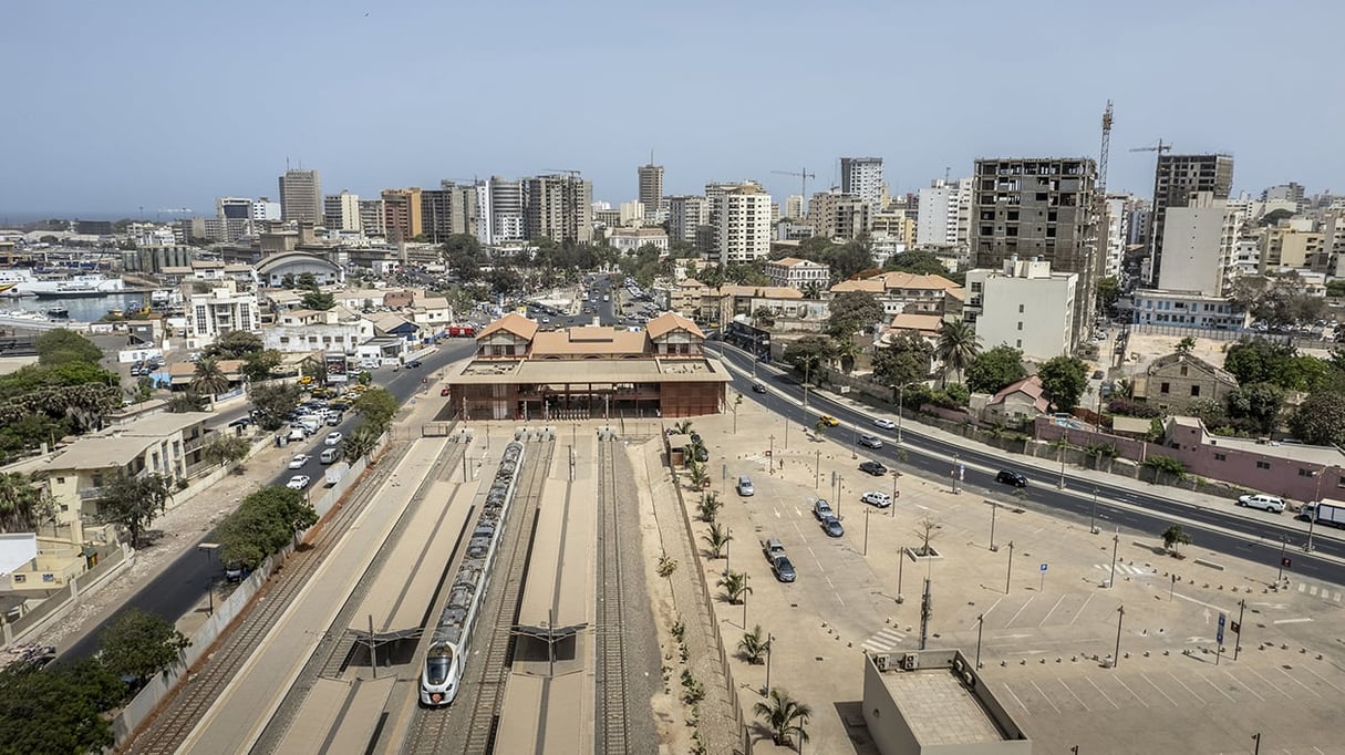 Le chantier de la gare du TER à Dakar, ici en octobre 2021, lors de la phase d’essais du train (qui a été mis en circulation en janvier 2022). © Sylvain CHERKAOUI pour JA