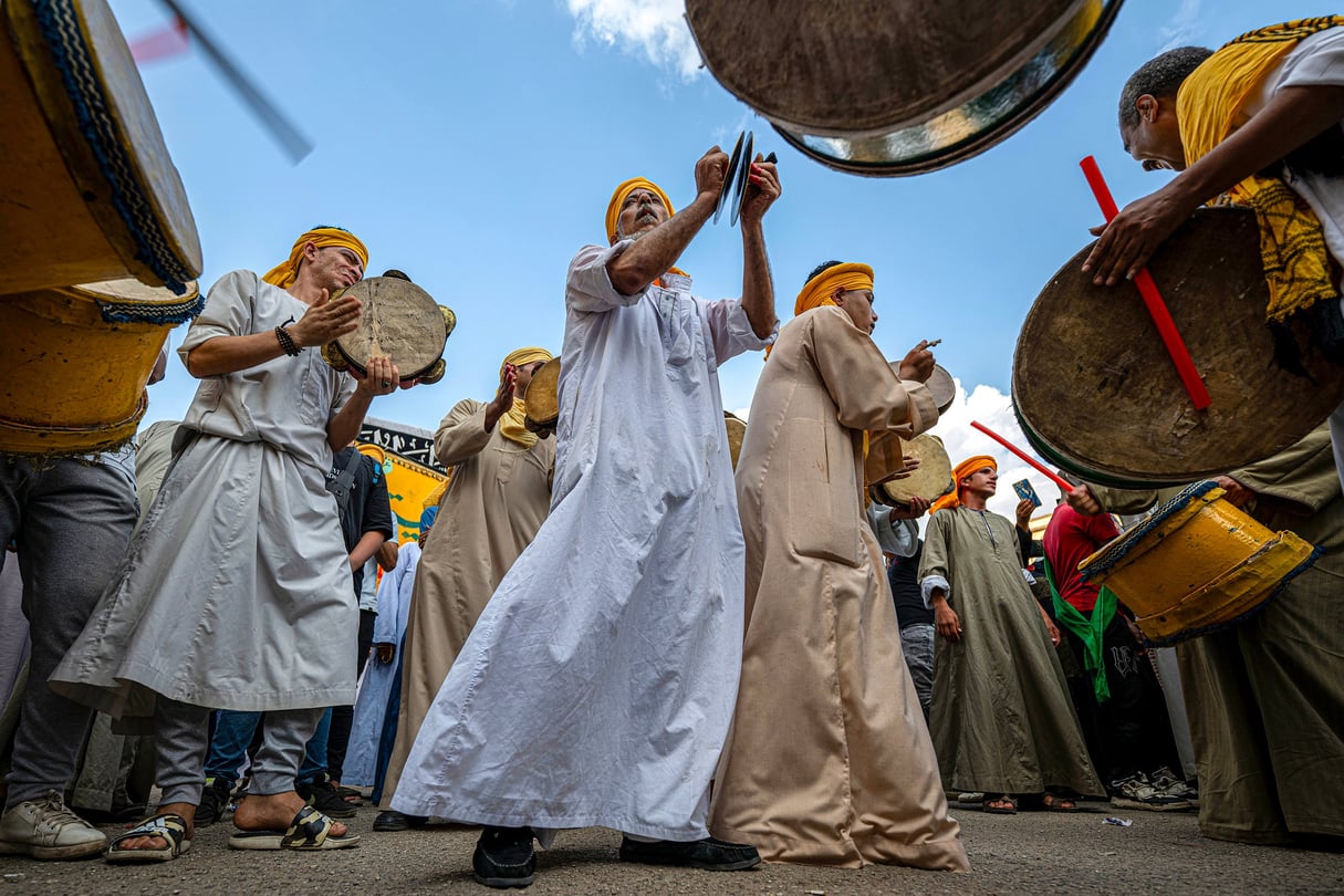 Des musiciens jouent pour la commémoration de la naissance du prophète Mahomet, dans le vieux quartier islamique du Caire, en septembre 2024. © Khaled DESOUKI / AFP