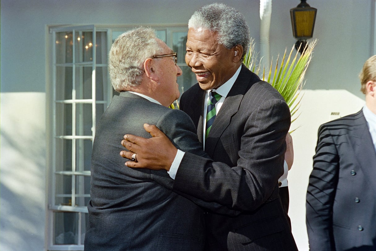 Nelson Mandela accueille Henry Kissinger, à Johannesburg, le 13 avril 1994. © Walter DHLADHLA/AFP