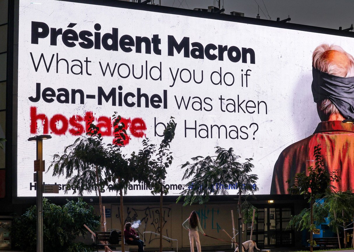 Panneau d’affichage portant un message adressé au président français Emanuel Macron à Tel-Aviv, le 21 novembre 2023. © AHMAD GHARABLI / AFP