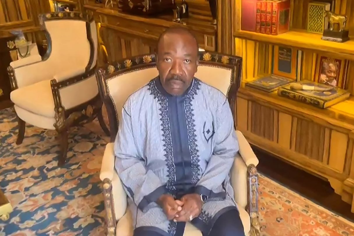 Dans une vidéo non confirmée obtenue par AFPTV le 30 août 2023, le président déchu du Gabon, Ali Bongo Ondimba, appelle « ses amis du monde entier à faire du bruit » alors qu’il est assigné à résidence. © AFP