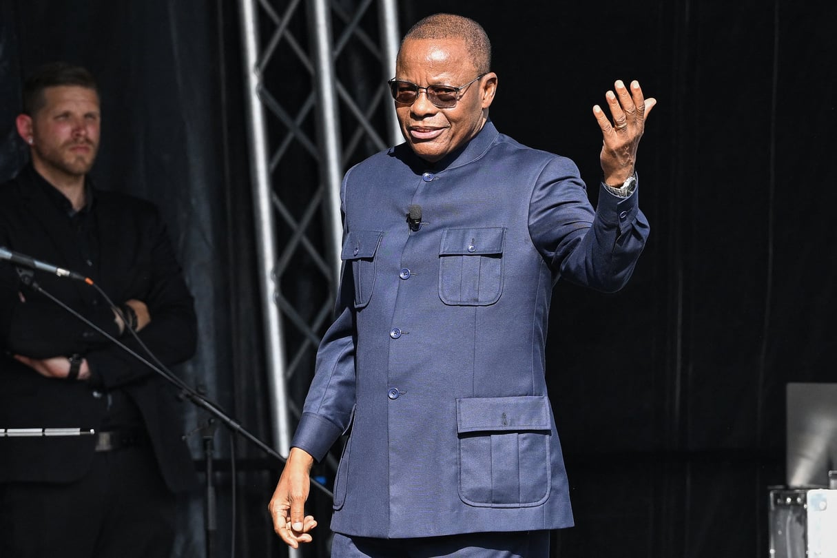 Le leader du Mouvement pour la renaissance du Cameroun, Maurice Kamto, prononce un discours devant des milliers de personnes sur la place de la République à Paris, le 31 mai 2025. © Hugo MATHY/AFP