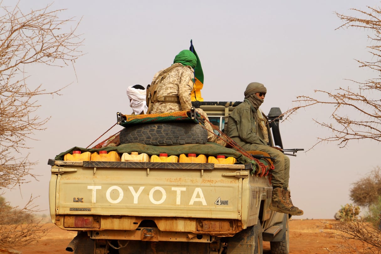 Patrouille armée dans le désert non loin de Menaka, dans le nord du Mali, en mars 2020. © Souleymane Ag Anara / AFP.