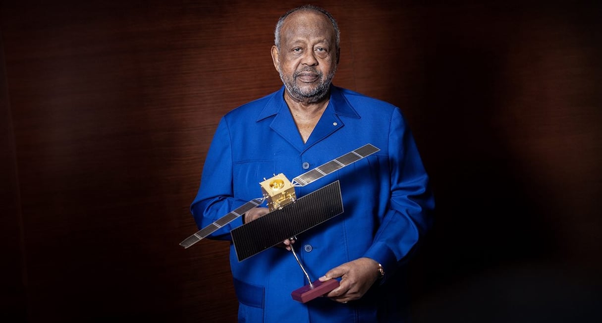 Le président djiboutien Ismaïl Omar Guelleh, le 13 mars 2023, portant la maquette d’un satellite chinois, dont Djibouti deviendra bientôt une base de lancement. © Vincent FOURNIER pour JA