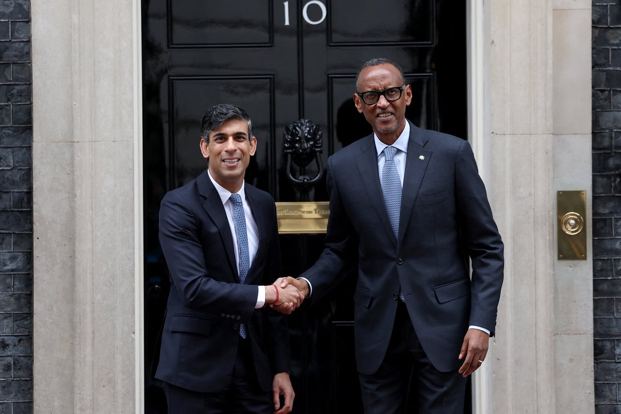 Le Premier ministre britannique Rishi Sunak accueille le président rwandais Paul Kagame devant le 10 Downing Street à Londres, le 9 avril 2024. © Isabel Infantes/REUTERS