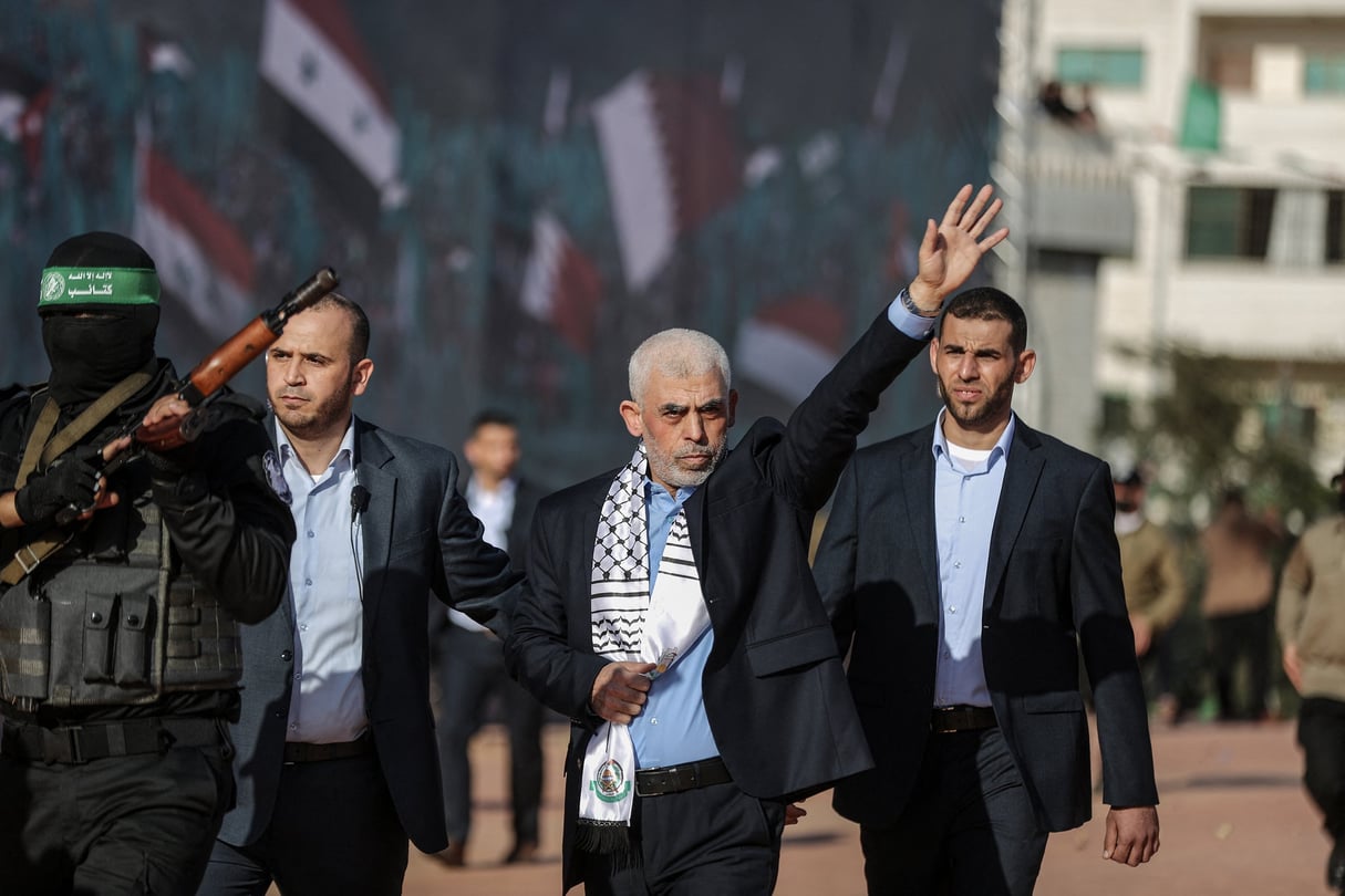 Yahya Sinwar (au centre), le leader du Hamas dans la bande de Gaza, le 14 décembre 2022. © Ali Jadallah/Anadolu Agency via AFP