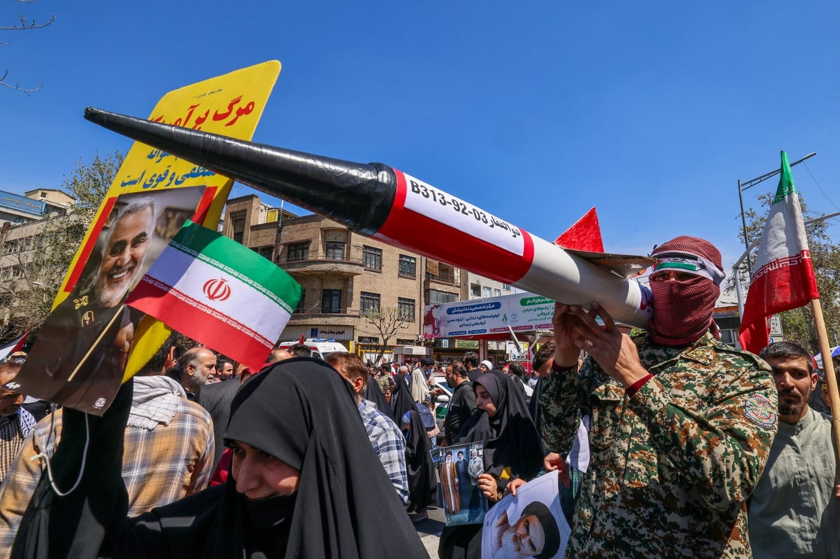 Procession funéraire le 5 avril à Téhéran, en Iran, après la mort de sept membres du corps des Gardiens de la révolution, le 1er avril à Damas, en Syrie. © ATTA KENARE / AFP.