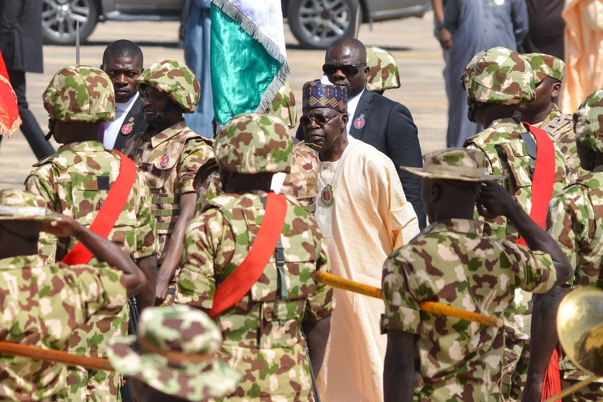 Le président nigérian, Bola Tinubu (au c.), lors de son arrivée à la base militaire aérienne de Maiduguri, en décembre 2023. © Audu MARTE / AFP.