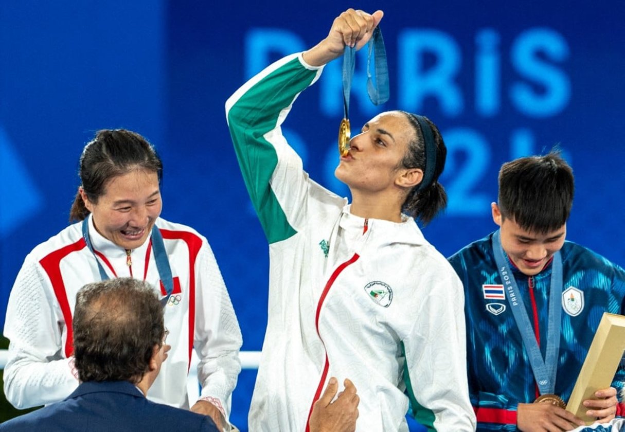 La boxeuse algérienne Imane Khelif célèbre sa médaille d’or, le 9 août 2024 au JO de Paris. © Aytac Unal / ANADOLU / Anadolu via AFP