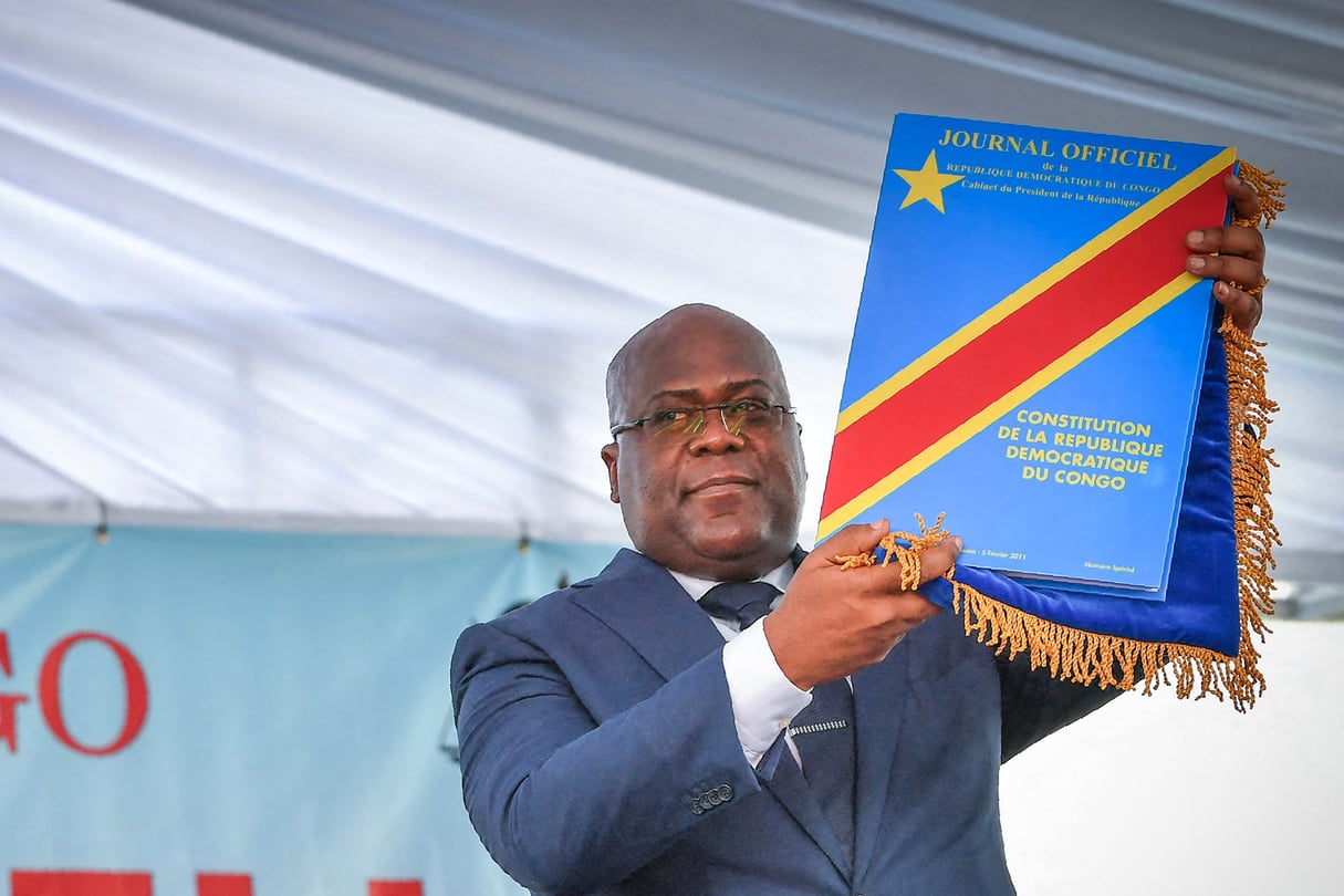 Félix Tshisekedi brandissant une copie officielle de la Constitution congolaise, le jour de son investiture à la présidence de la RDC, le 24 janvier 2019. © TONY KARUMBA / AFP