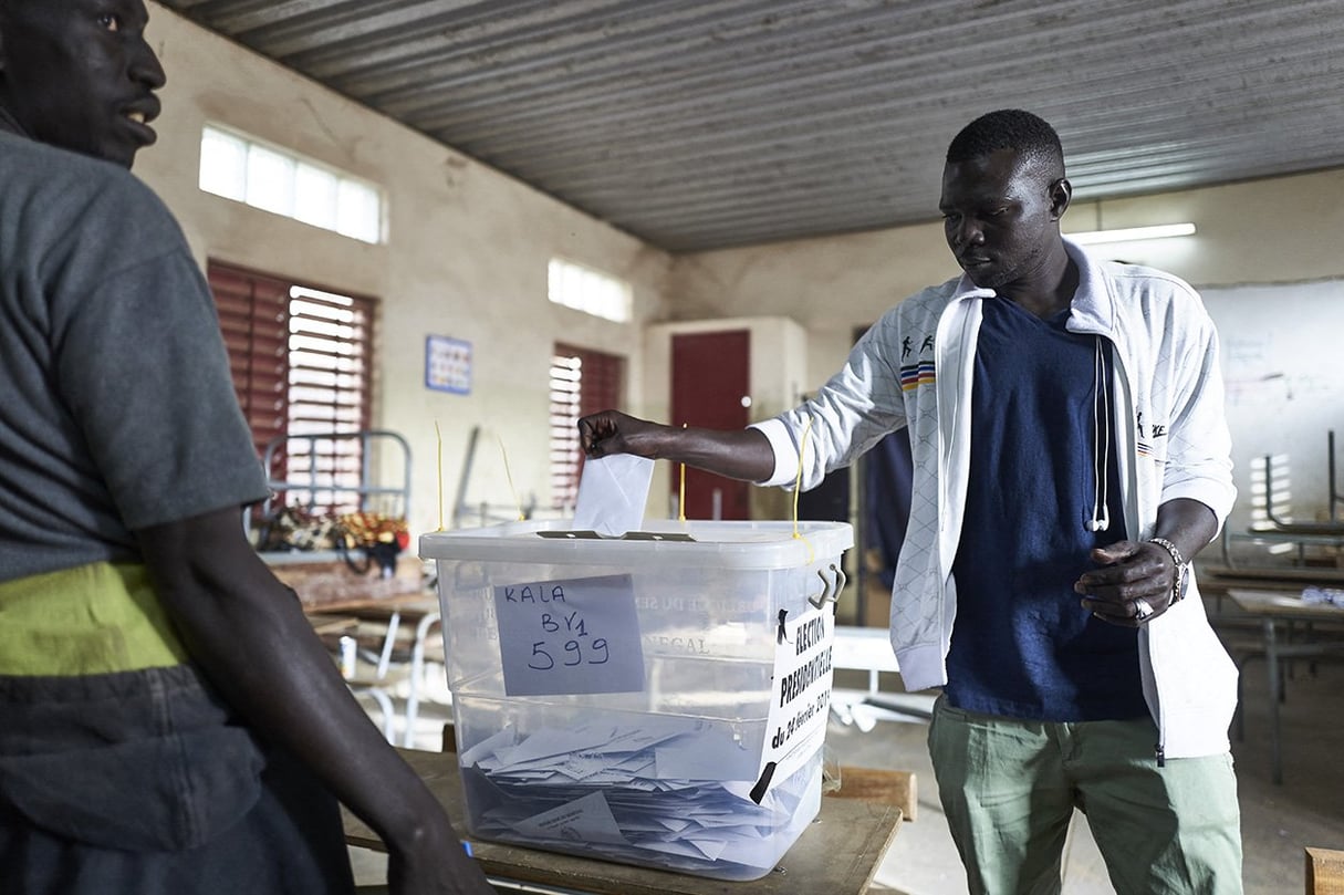 Électeur dans un bureau de vote, à Dakar, le 24 février 2019, lors de la précédente présidentielle. © MICHELE CATTANI/AFP