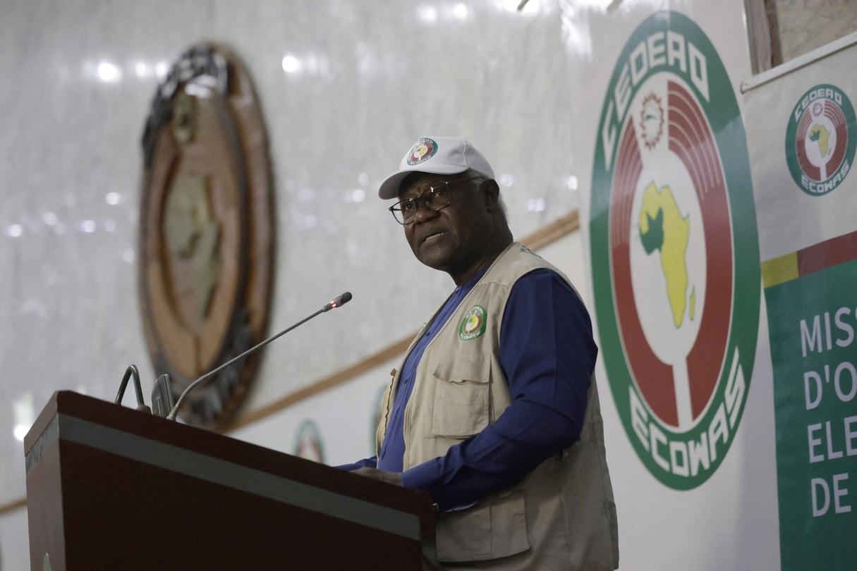 Ernest Bai Koroma, ancien chef d’État de Sierra Leone, en février 2023 lors d’une conférence de presse à Abuja, au Nigeria. © Michele Spatari / AFP.