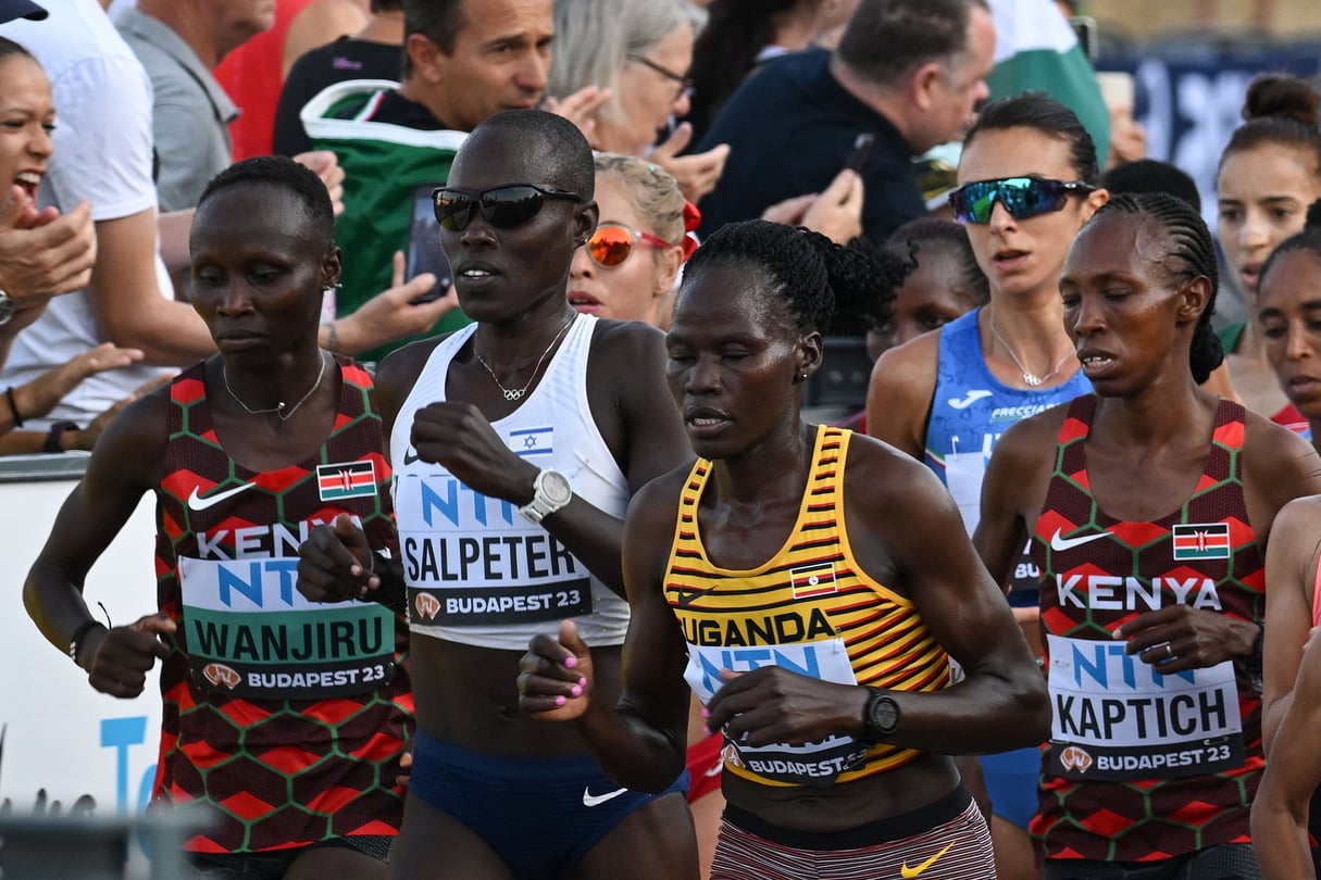 Tout juste rentrée des Jeux olympiques de Paris 2024, la marathonienne ougandaise Rebecca Cheptegei (en maillot jaune) a été tuée par son compagnon. © FERENC ISZA/AFP