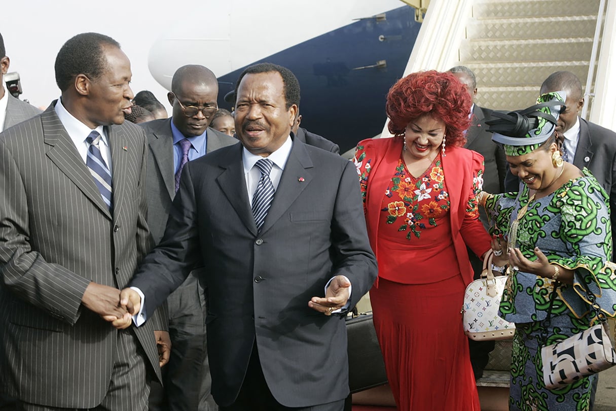 Le président camerounais, Paul Biya (2e g.), et son épouse, Chantal, sont accueillis par le président burkinabè Blaise Compaoré et son épouse, Chantal, à l’aéroport de Ouagadougou le 25 novembre 2004. © ISSOUF SANOGO / AFP