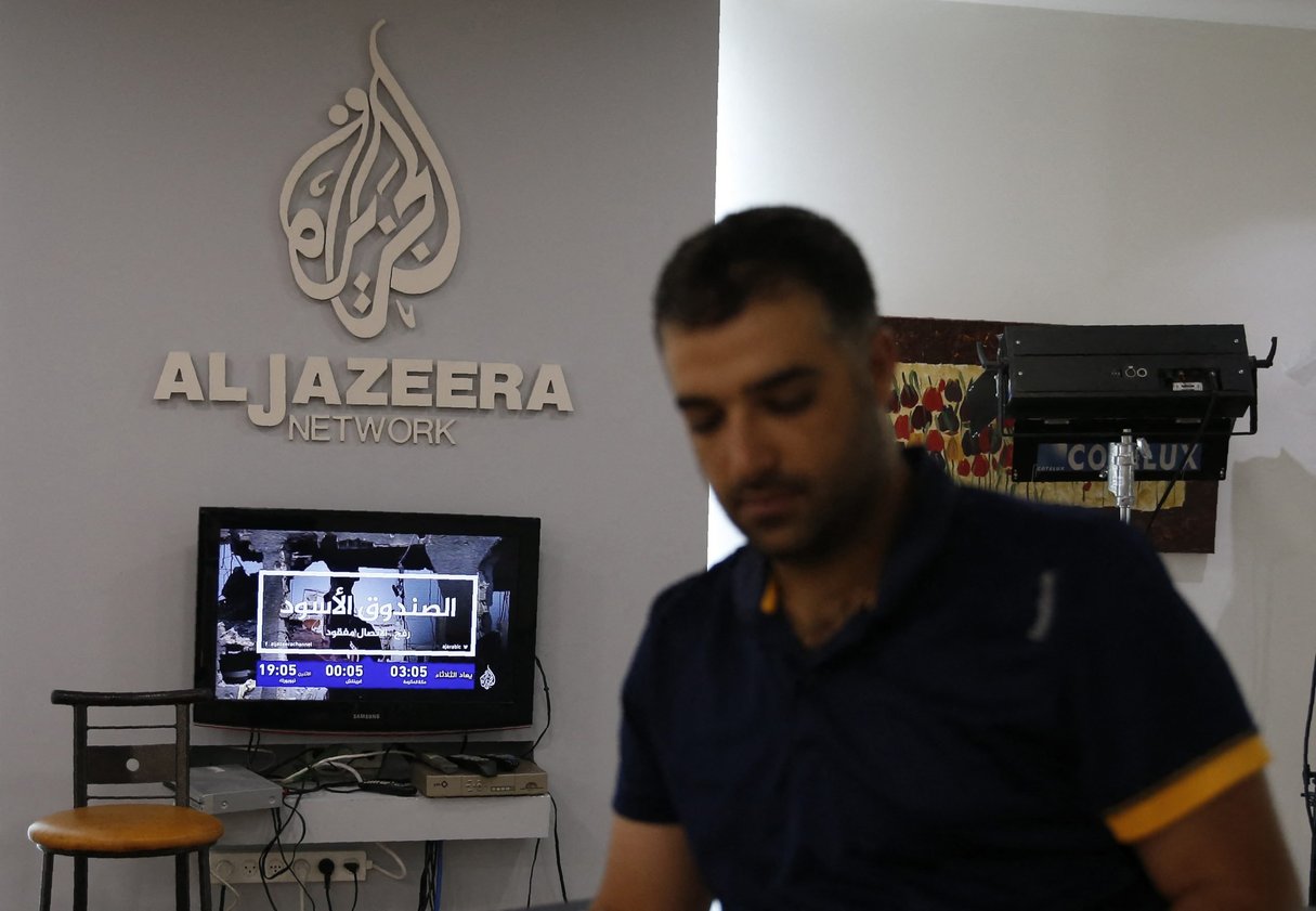 Un employé d’Al-Jazeera dans les bureaux de la chaîne qatarie à Jérusalem, en juillet 2017. © AHMAD GHARABLI / AFP.