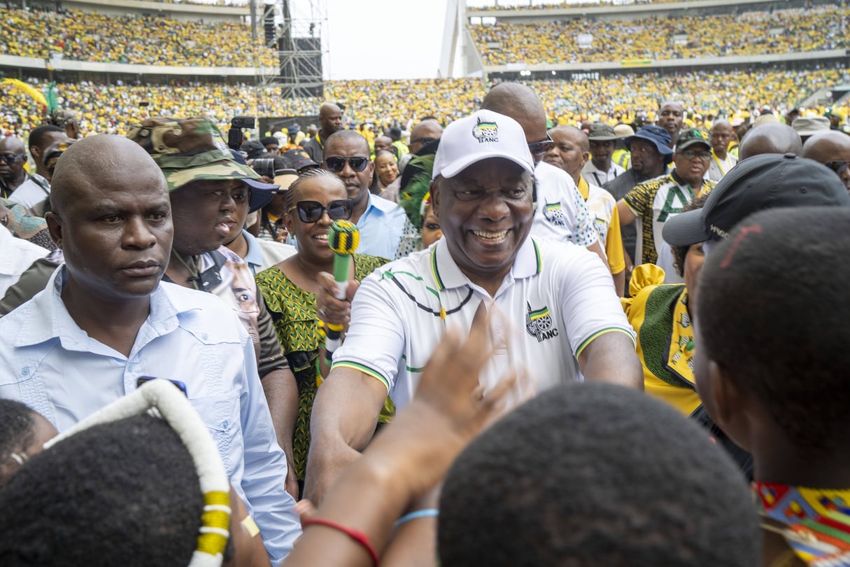 Cyril Ramaphosa, le président sud-africain, accueilli par les militants de l’ANC, dans le stade Moses-Mabhida, à Durban, le 24 février 2024. Greeted by African National Congress supporters, South African President Cyril Ramaphosa arrives at the Mose Mabhida stadium in Durban, South Africa, Saturday, Feb. 24, 2024, for their national manifesto launch in anticipation of the 2024 general elections. 
© Jerome Delay/AP/SIPA