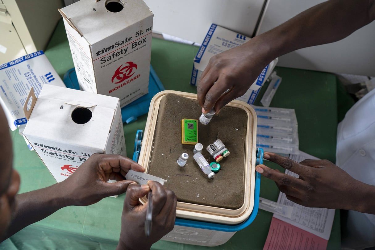 Des professionnels de la santé se préparent à vacciner contre le paludisme les habitants du village de Migowi, au Malawi, le 10 décembre 2019. Photo d’illustration. © Jerome Delay/AP/SIPA