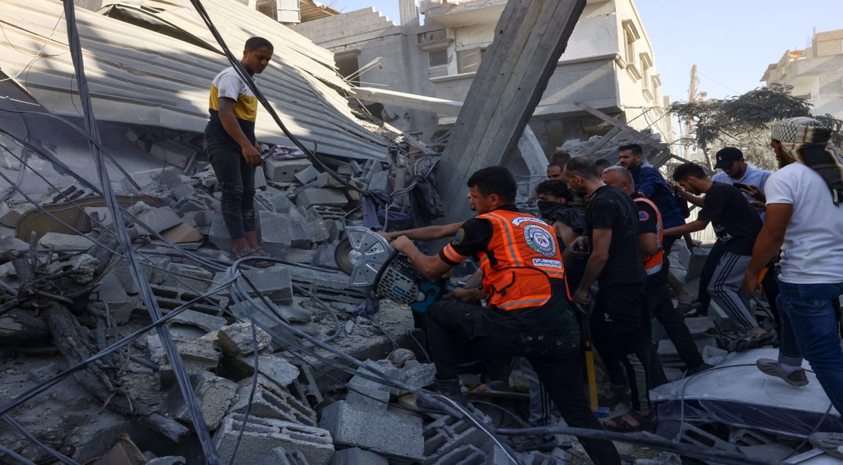 Des secouristes apportent de l’aide après la destruction d’un immeuble à Rafah, dans le sud de la bande de Gaza, à la suite d’un bombardement israélien, le 28 octobre 2023. © SAID KHATIB / AFP.