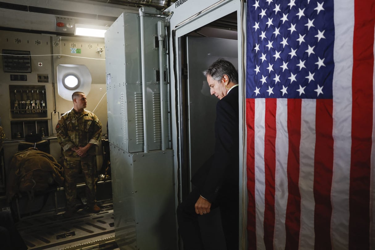 Le secrétaire d’État américain Antony Blinken à bord d’un avion militaire alors qu’il quitte l’aéroport Ben Gurion, près de Tel Aviv, en Israël, le 10 janvier 2024. © EVELYN HOCKSTEIN / POOL / AFP.