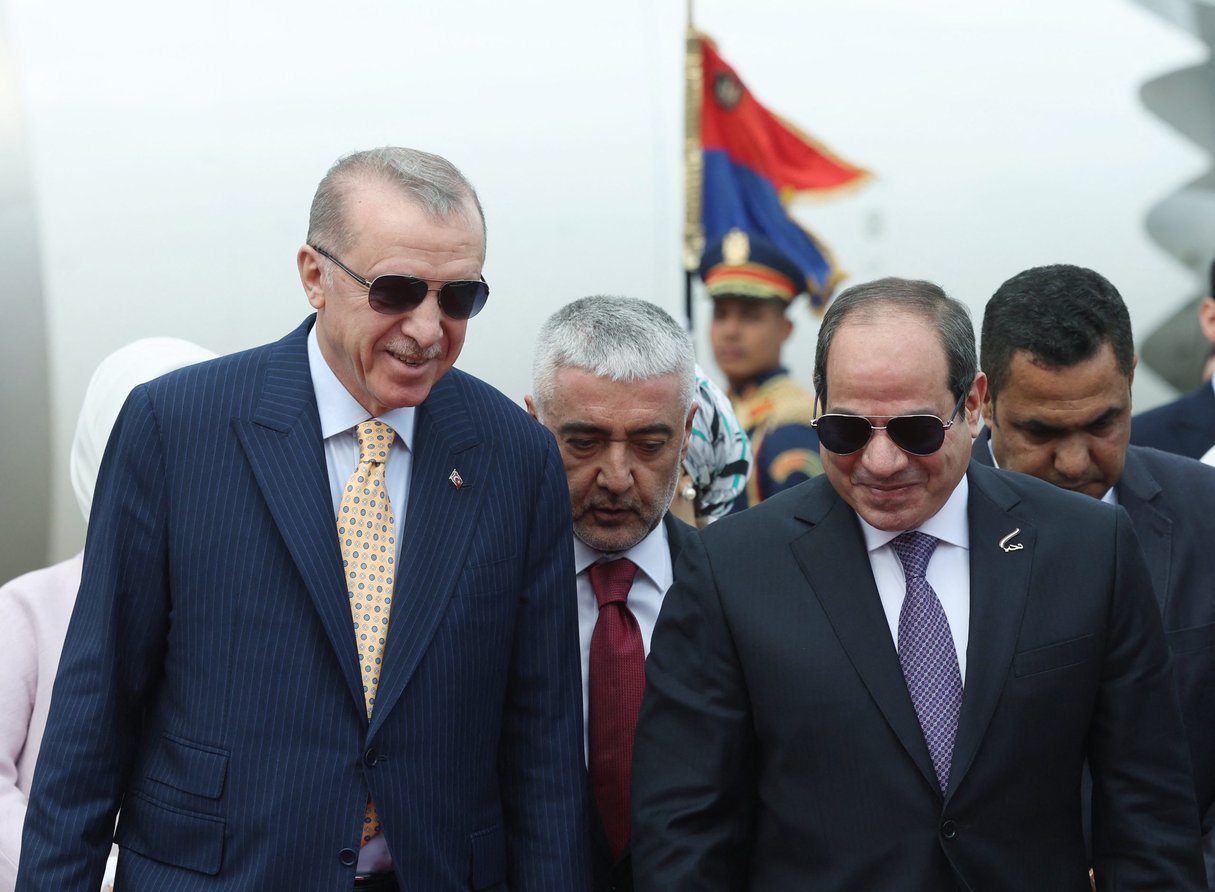Recep Tayyip Erdogan (g.) est accueilli par Abdel Fattah al-Sissi (dr.) à son arrivée à l’aéroport international du Caire, le 14 février 2024. © AFP PHOTO / TURKISH PRESIDENCY PRESS OFFICE