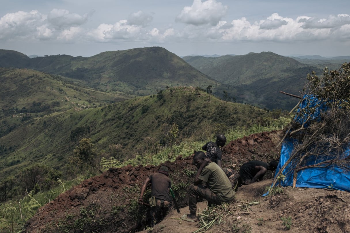Des soldats des FARDC creusent des tranchées sur une position militaire de première ligne au-dessus de la ville de Kibirizi, contrôlée par la rébellion du M23, dans la province du Nord-Kivu, à l’est de la RDC, le 14 mai 2024. © ALEXIS HUGUET / AFP
