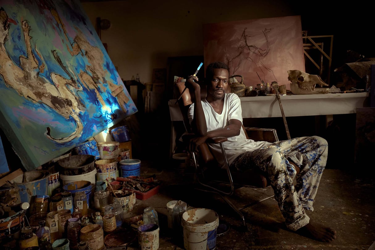 L’artiste mauritanien Oumar Ball dans son atelier de peinture, à Nouakchott, le 3 mars 2024. © Michele Cattani pour JA