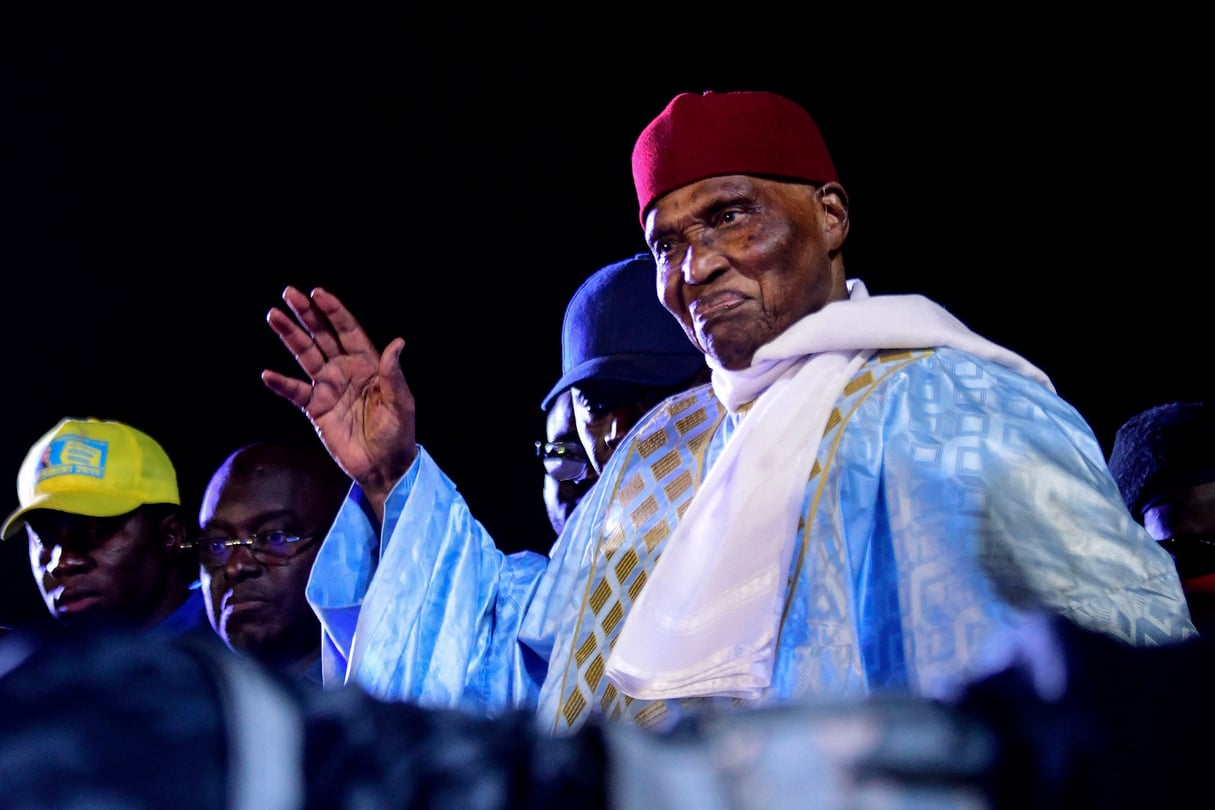 L’ancien président sénégalais Abdoulaye Wade salue la foule lors de son arrivée au siège de son parti, à Dakar, le 7 février 2019. © SEYLLOU/AFP