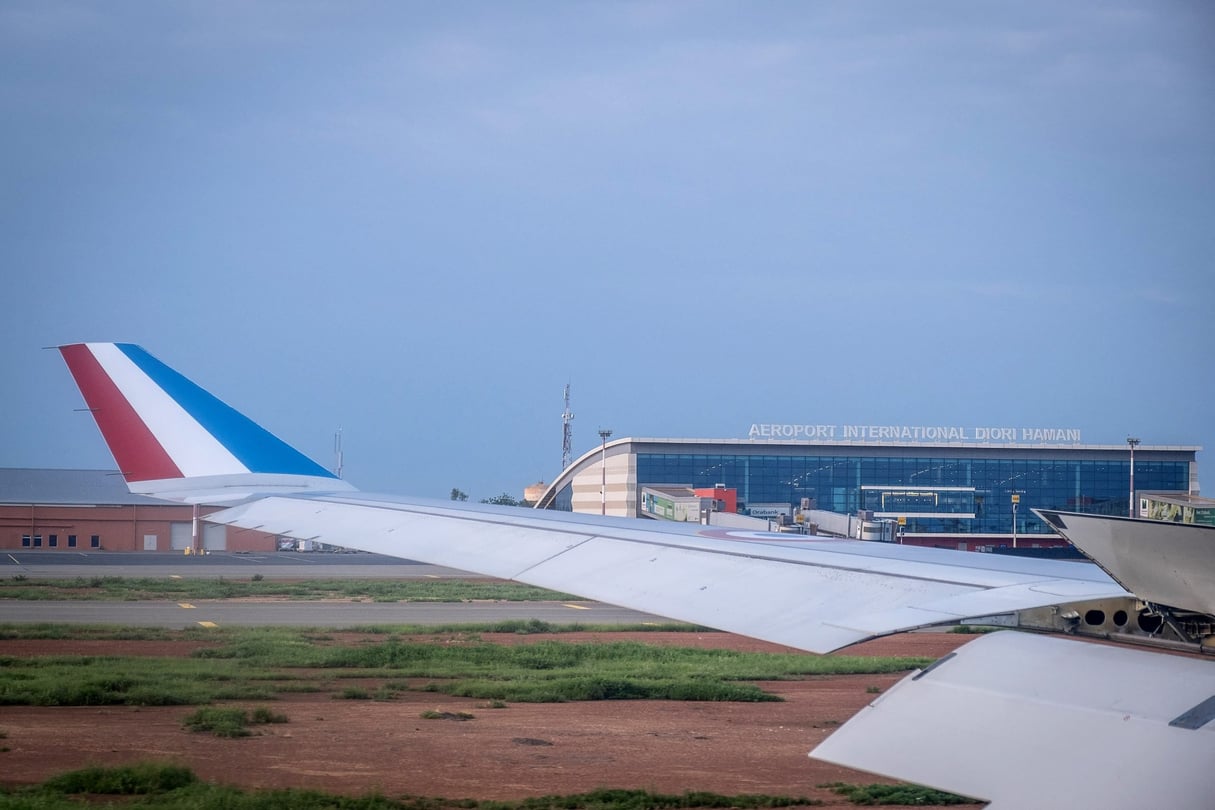 Un avion français en août 2023 à l’aéroport international Diori-Hamani de Niamey, au Niger. © AFP PHOTO / HANDOUT / MINISTRY FOR EUROPE AND FOREIGN AFFAIRS (MEAE).