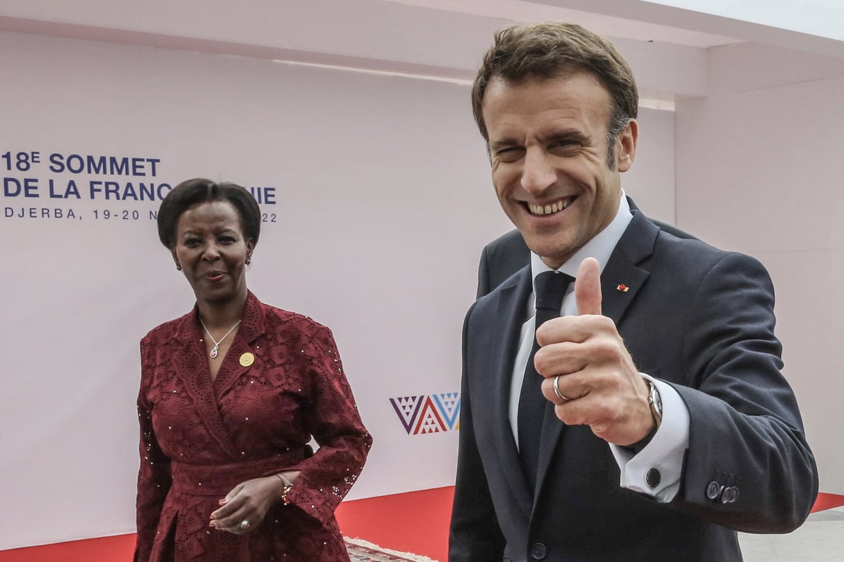 Louise Mushikiwabo, la secrétaire générale de l’OIF, et Emmanuel Macron, le président français, à Djerba le 19 novembre 2022. © Mohamed Hammi/Sipa Press