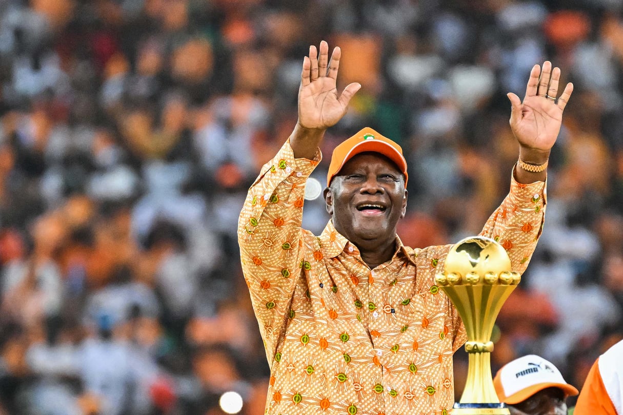 Le président ivoirien, Alassane Ouattara, au stade olympique d’Ébimpé, à Abidjan, le 11 février 2024, à côté du trophée de la Coupe d’Afrique des nations (CAN), après que les Éléphants ont remporté la finale face aux Super Eagles du Nigeria. © SIA KAMBOU/AFP