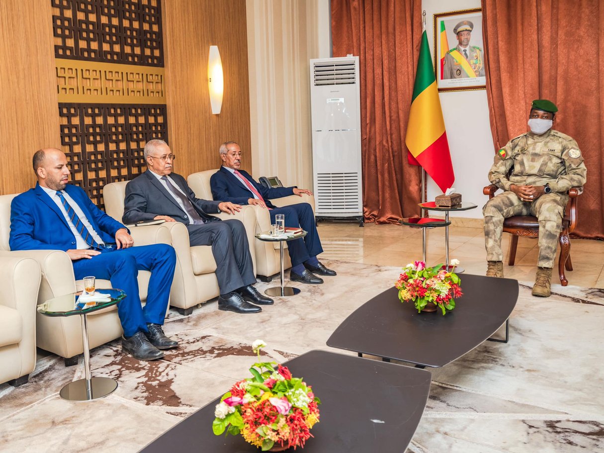 Le chef de la junte au Mali, Assimi Goïta (à dr.) reçoit la délégation du ministre de la Défense mauritanien, Hanana Ould Sidi (2e à dr.) © Présidence du Mali / Facebook.