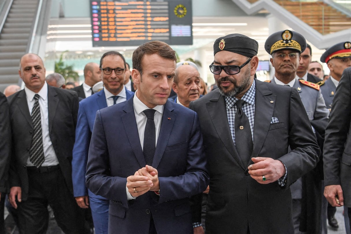 Le roi Mohammed VI et le président Emmanuel Macron après l’inauguration d’une ligne à grande vitesse à la gare de Rabat, le 15 novembre 2018. © CHRISTOPHE ARCHAMBAULT / POOL / AFP