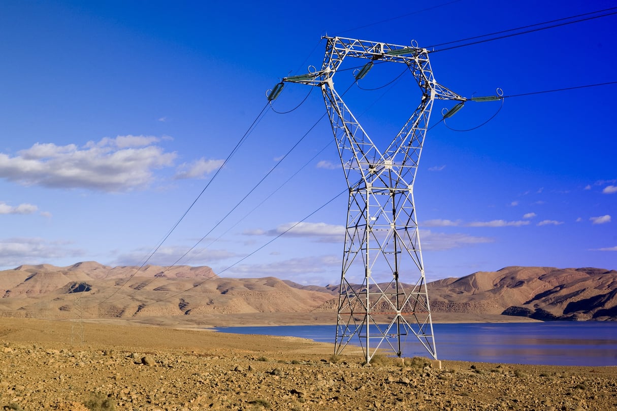 Pylône électrique à haute tension le long du lac Hassan Addakhil à Errachidia, le 26 décembre 2010.