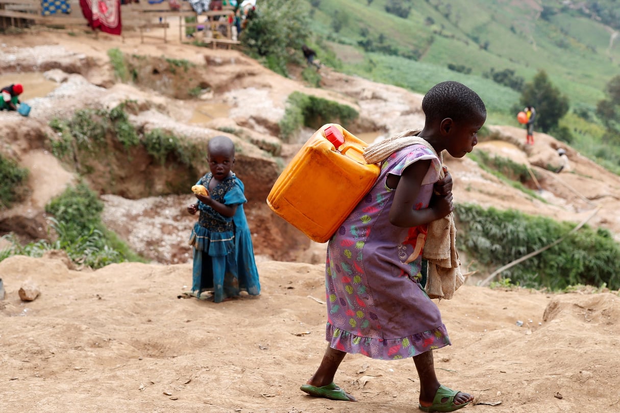 Fillettes dans une mine de coltan à Kamatare, territoire de Masisi, Nord-Kivu, RDC, le 1er décembre 2018. &copy; REUTERS/Goran Tomasevic