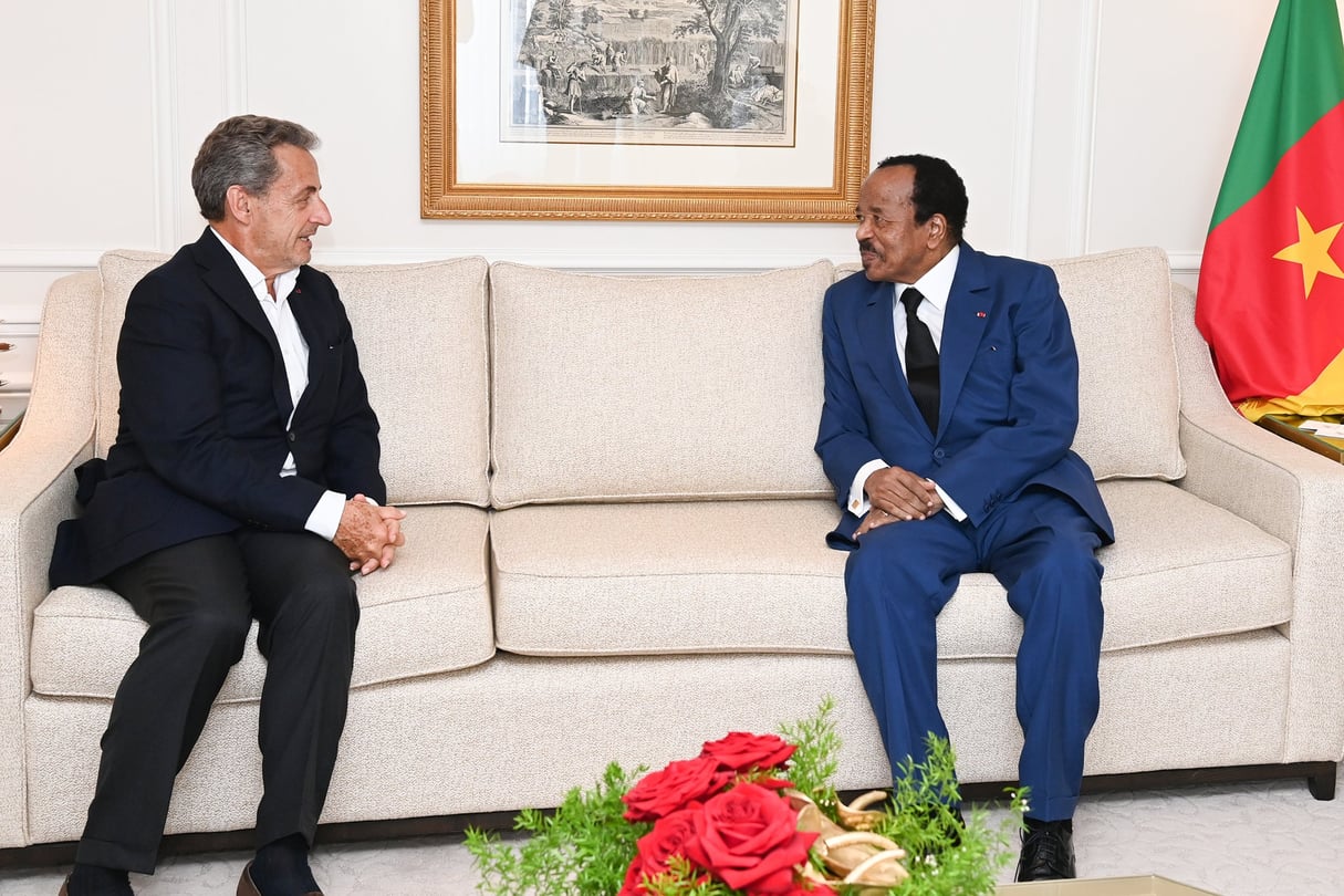Paul Biya, le chef de l’État camerounais, et Nicolas Sarkozy, l’ancien président français, à Paris, le 30 juillet 2024. © PRC