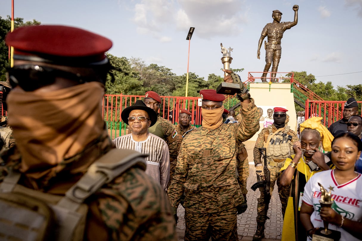 Le capitaine Ibrahim Traoré pose avec la torche remise par les anciens révolutionnaires lors de la cérémonie commémorant le 35e anniversaire de l’assassinat de Thomas Sankara, à Ouagadougou, le 15 octobre 2022. © OLYMPIA DE MAISMONT/AFP