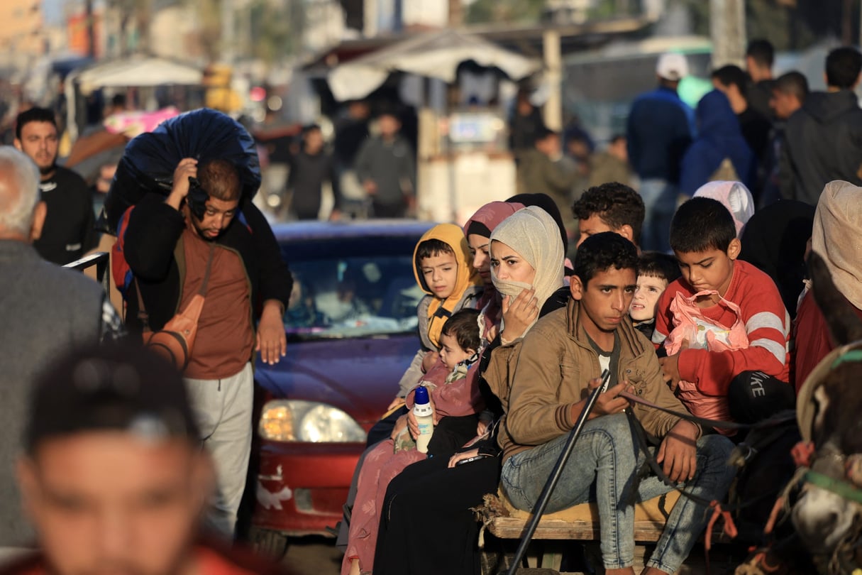 Des Palestiniens qui s’étaient réfugiés dans des abris le sud de la bande de Gaza retournent chez eux, à Khan Younis © MAHMUD HAMS / AFP.