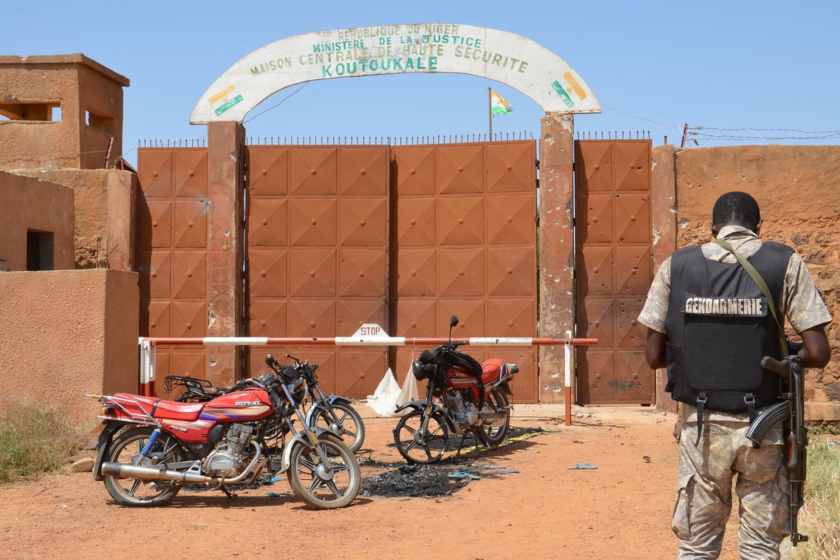 Devant la prison de Koutoukalé, un gendarme nigérien et les motos calcinées des assaillants, après l’attaque du 17 octobre 2016. © BOUREIMA HAMA/AFP