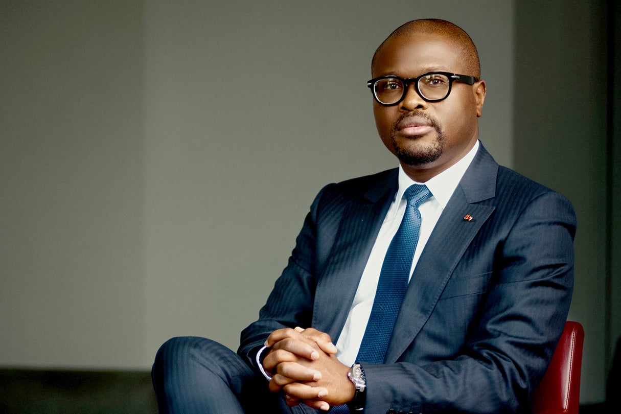 Portrait de Romuald Wadagni, nouveau président élu du Bénin, portant des lunettes rondes et souriant après l'annonce des résultats.