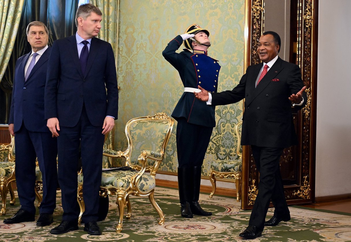 Le président congolais, Denis Sassou Nguesso (à droite), au Kremlin, à Moscou, le 27 juin 2024, entrant dans le salon où l’attend son homologue russe Vladimir Poutine. © Dmitry Azarov/Kommersant/SIPA