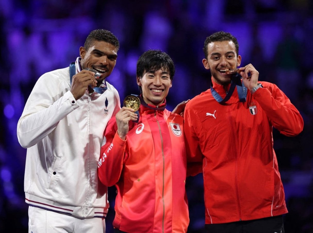 Mohamed Elsayed savoure sa médaille de bronze, aux côtés du Français Yannick Borel, et du Japonais Koki Kano. © Kunihiko Miura / Yomiuri / The Yomiuri Shimbun via AFP