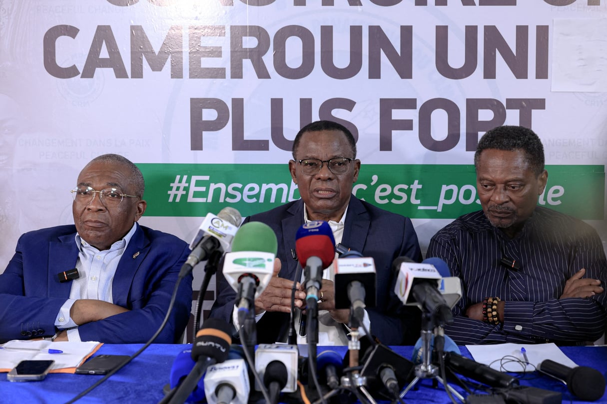 Maurice Kamto, au centre, avec Anicet Ekane, à droite, lors de l’annonce de l’investiture du Manidem pour la présidentielle.