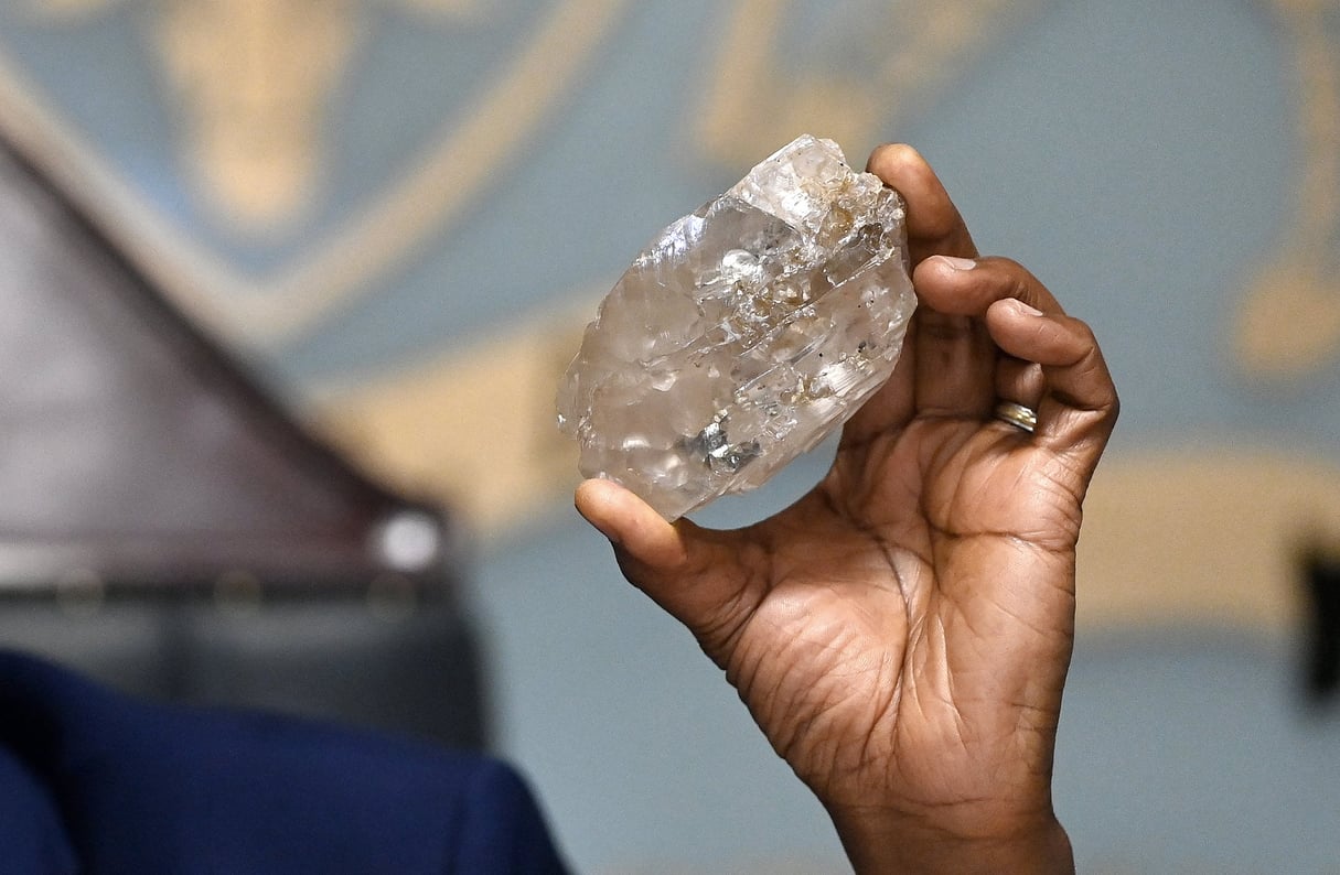 Le président du Botswana, Mokgweetsi Masisi, tient un gros diamant découvert au Botswana dans son bureau de Gaborone, le 22 août 2024. &copy; Monirul BHUIYAN / AFP