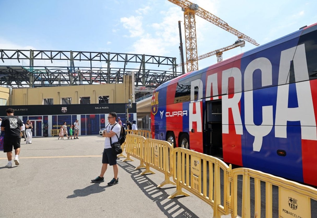 Devant le stade Camp Nou, à Barcelone, le 12 juillet 2025.