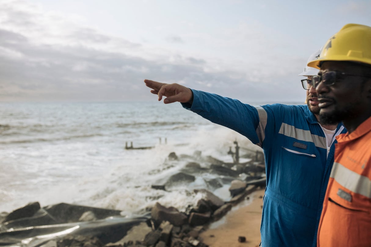 Des cadres et des techniciens de Perenco se tiennent près de leur oléoduc à Muanda, à l’extrémité sud-ouest de la RDC, le 19 octobre 2021. © ALEXIS HUGUET / AFP