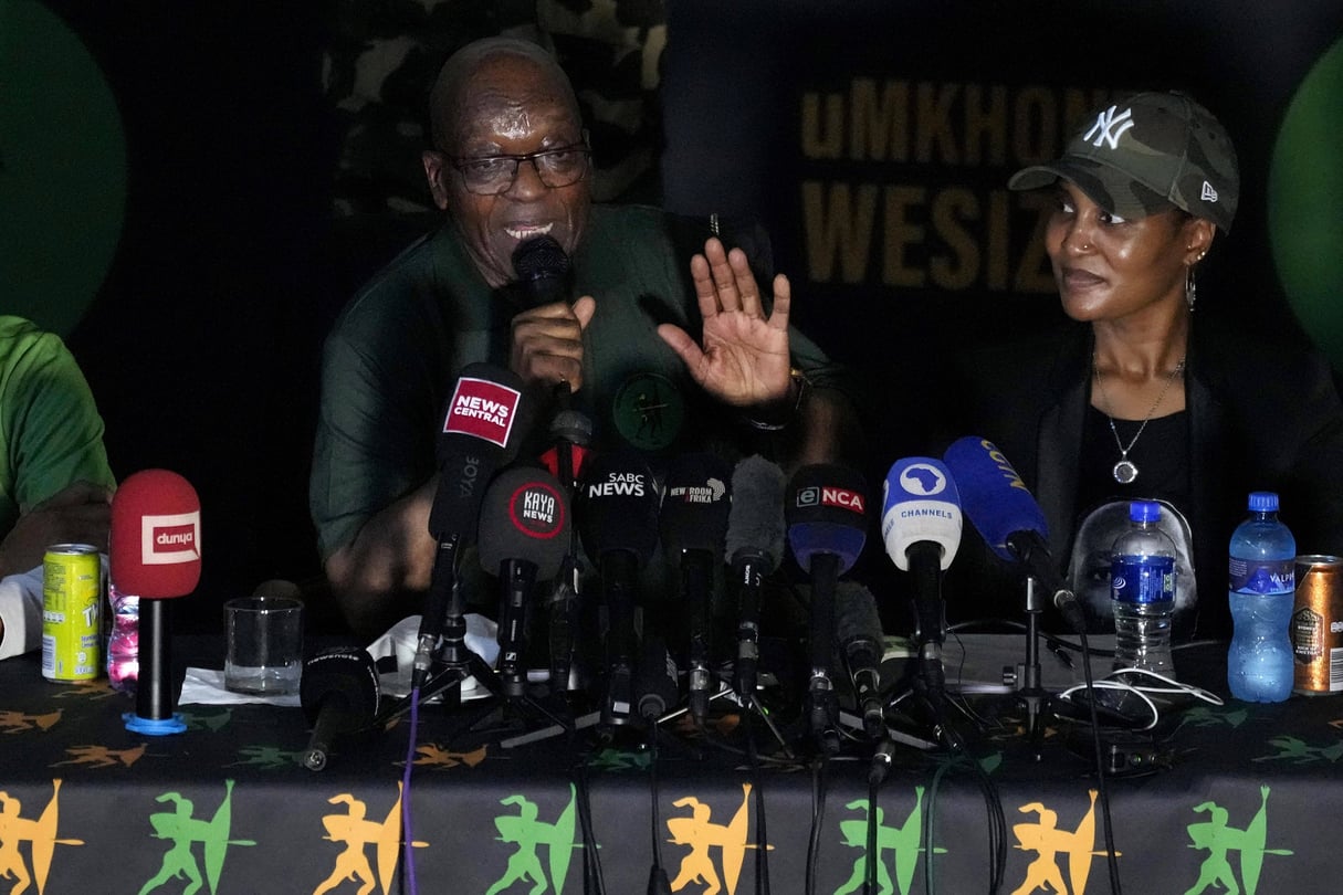 L’ancien président Jacob Zuma et sa fille, Duduzile Zuma-Sambudla, lors d’une conférence de presse à Soweto, le 16 décembre 2023. © Themba Hadebe/AP/SIPA