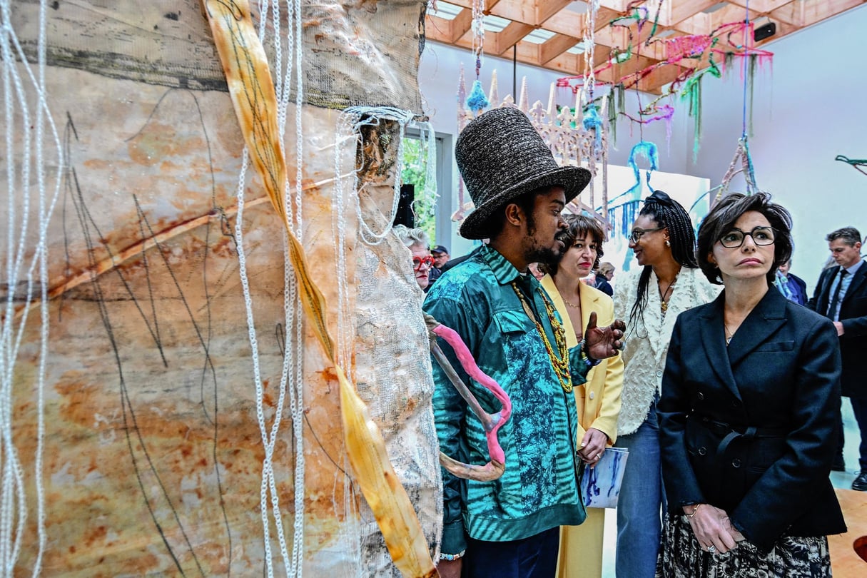 Rachida Dati, la ministre française de la Culture, visitant le Pavillon de la France avec l’artiste Julien Creuzet, le 16 avril 2024, quelques jours avant l’ouverture de la Biennale de Venise. © Gabriel Bouys / AFP
