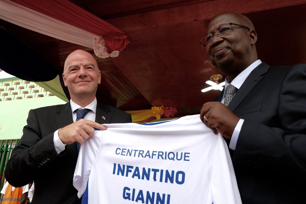 Le président de la Fifa, Gianni Infantino (à gauche), pose avec le président de la Fédération centrafricaine de football, Célestin Yanindji (à droite), à Bangui, le 18 février 2021. © CAMILLE LAFFONT / FIFA / AFP