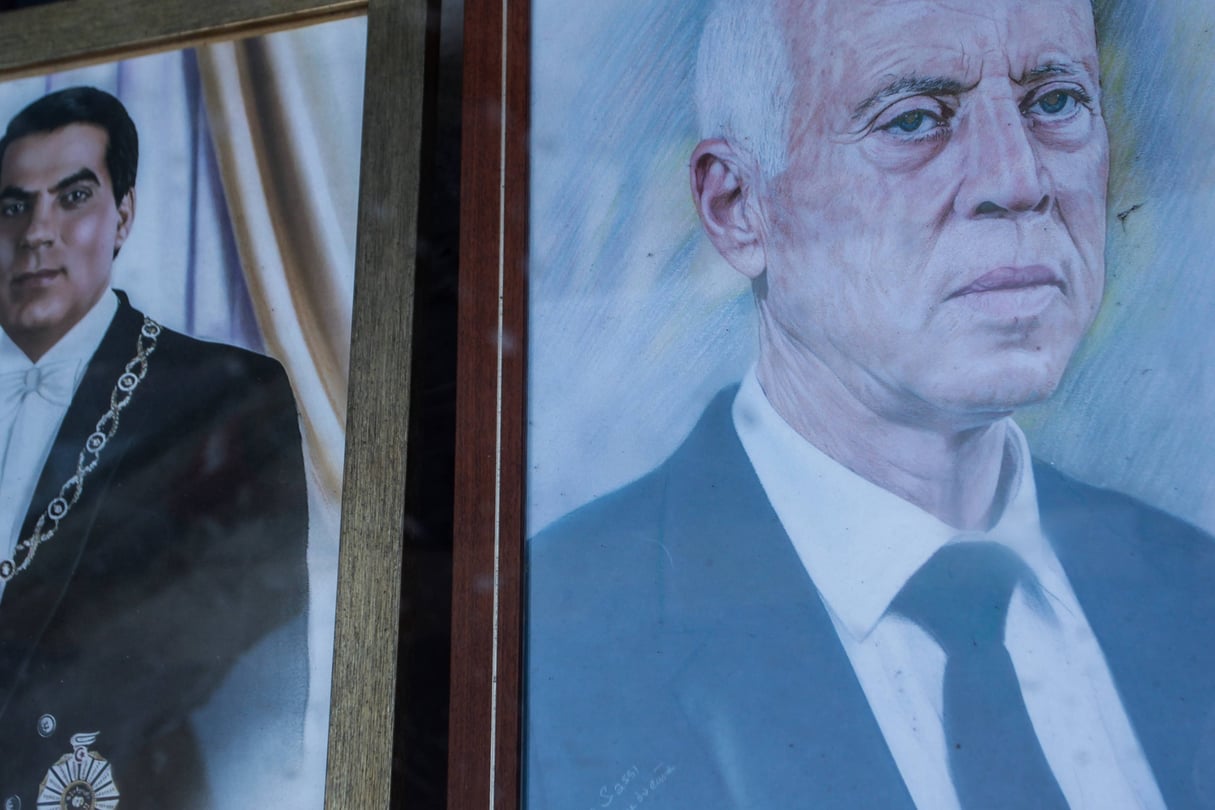 Un portrait du président tunisien Kais Saied (à droite) et un portrait de l’ancien président Ben Ali (à gauche) dans une boutique qui vend des portraits peints à Tunis, en Tunisie, le 16 septembre 2024 © Yassine Mahjoub / SIPA