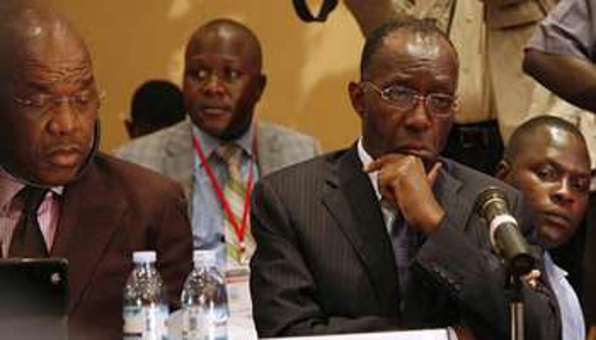 Le ministre congolais des Affaires étrangères Raymond Tshibanda (à dr.) le 21 octobre à Kampala. © AFP